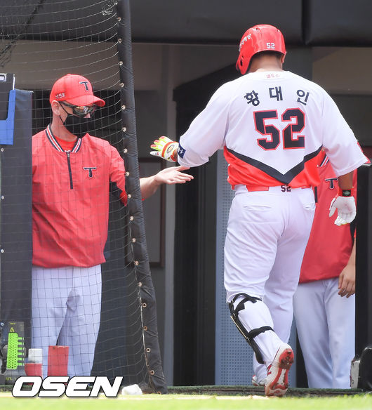 타격을 마치고 더그아웃으로 들어가는 KIA 타이거즈 황대인./OSEN DB