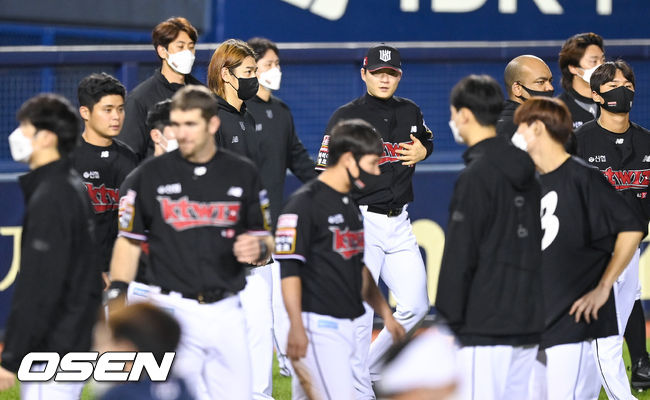 경기종료 후 이대은과 박시영이 팀패배에 아쉬워하고 있다.  2021.10.13 / soul1014@osen.co.kr