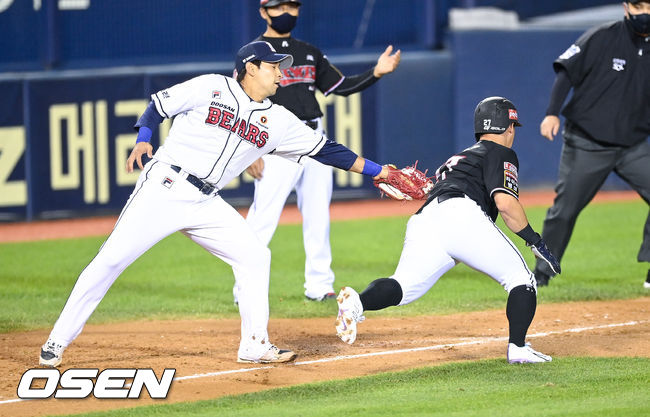 4회초 1사 1,3루 KT 조용호의 기습번트때 3루 주자 배정대가 강승호 3루수에게 태그아웃되고 있다. 2021.10.13 / soul1014@osen.co.kr