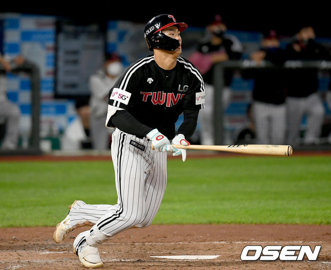 LG 트윈스 신인 이영빈이 5월 26일 사직구장에서 열린 롯데전에서 데뷔 첫 선발 출장해 2루타를 때리고 있다./OSEN DB