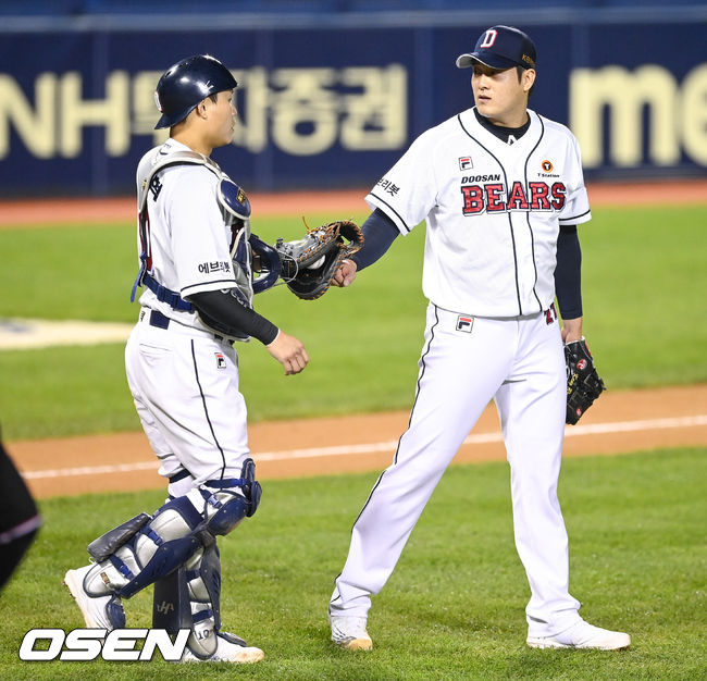 경기종료 후 김강률과 박세혁이 하이파이브를 하고 있다.  2021.10.13 / soul1014@osen.co.kr