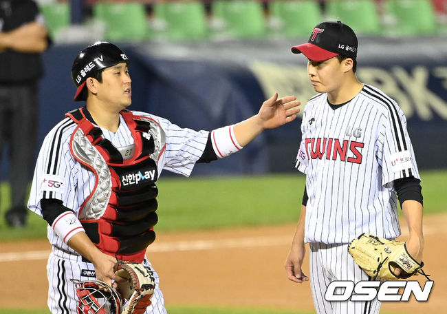 LG 투수 임찬규가 경기 도중 교체되자 유강남이 격려하고 있다./OSEN DB