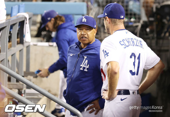 [사진] 다저스 데이브 로버츠 감독이 맥스 슈어저와 이야기를 하고 있다. ⓒGettyimages(무단전재 및 재배포 금지)