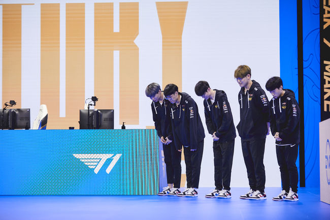 11일 DFM전에서 승리를 거둔 T1. /라이엇 게임즈 제공.