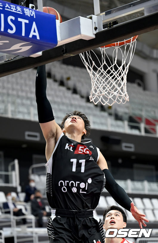 14일 오후 경기도 수원시 서수원칠보체육관에서 ‘2021-2022 KGC 인삼공사 정관장 프로농구’ 수원 KT소닉붐과 대구 가스공사페가수스의 경기가 열렸다.1쿼터, KT 양홍석이 골밑슛을 하고 있다. 2021.10.14 / ksl0919@osen.co.kr