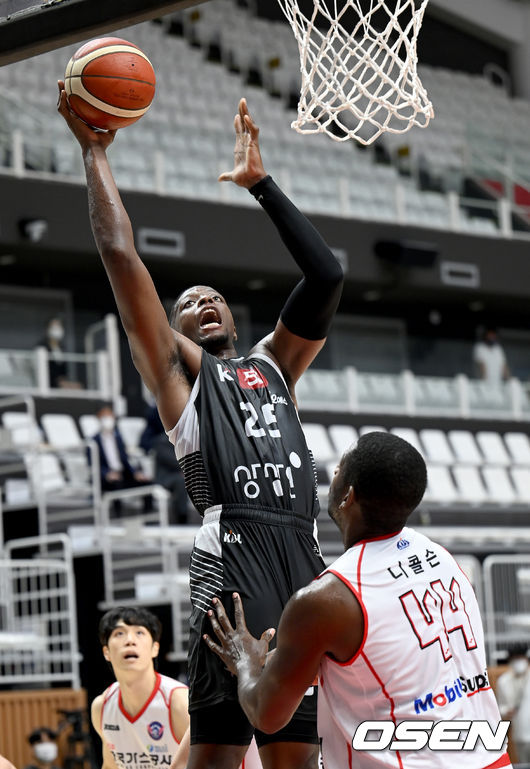 14일 오후 경기도 수원시 서수원칠보체육관에서 ‘2021-2022 KGC 인삼공사 정관장 프로농구’ 수원 KT소닉붐과 대구 가스공사페가수스의 경기가 열렸다.2쿼터, KT 캐디 라렌이 골밑슛을 하고 있다. 2021.10.14 / ksl0919@osen.co.kr
