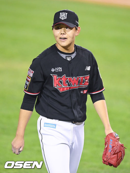 6회말 이닝종료 후 KT 선발투수 소형준이 황재균과 이야기 하며 더그아웃으로 들어가고 있다. 2021.10.14 / soul1014@osen.co.kr