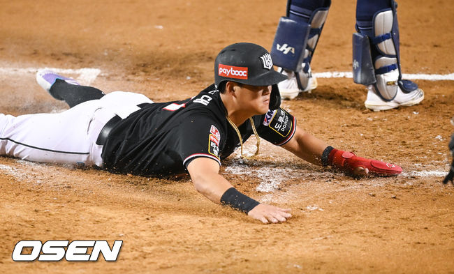 14일 오후 서울 잠실구장에서 2021 신한은행 SOL KBO리그 두산 베어스와 KT 위즈의 경가가 진행됐다.2회초 2사 1,2루 KT 오윤석의 선취 2타점 적시타때 1루 주자 배정대가 홈슬라이딩하고 있다.  2021.10.14 / soul1014@osen.co.kr