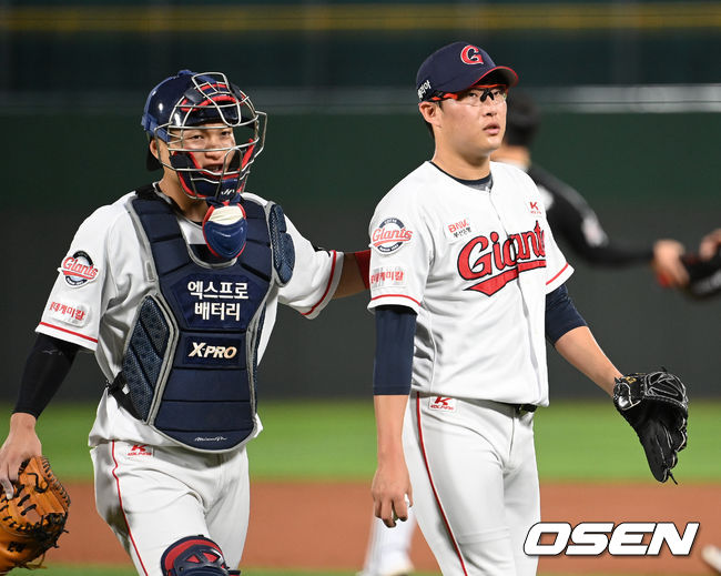 1회초 수비를 마친 롯데 안중열과 박세웅이 더그아웃으로 가고 있다. 2021.10.14 /sunday@osen.co.kr