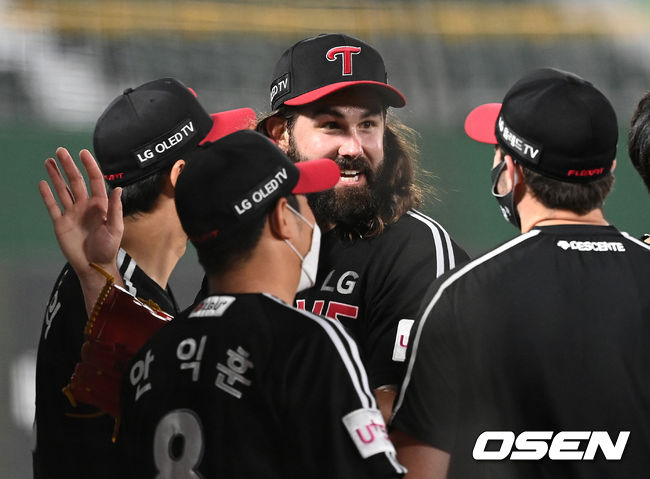 14일 오후 부산 사직야구장에서 ’2021 신한은행 SOL KBO 리그' 롯데 자이언츠와 LG 트윈스의 경기가 열렸다.5회말 2사 2루에서 LG 켈리가 롯데 안중열을 삼진으로 처리하고 더그아웃으로 가며 동료들과 하이파이브를 하고 있다. 2021.10.14 /sunday@osen.co.kr