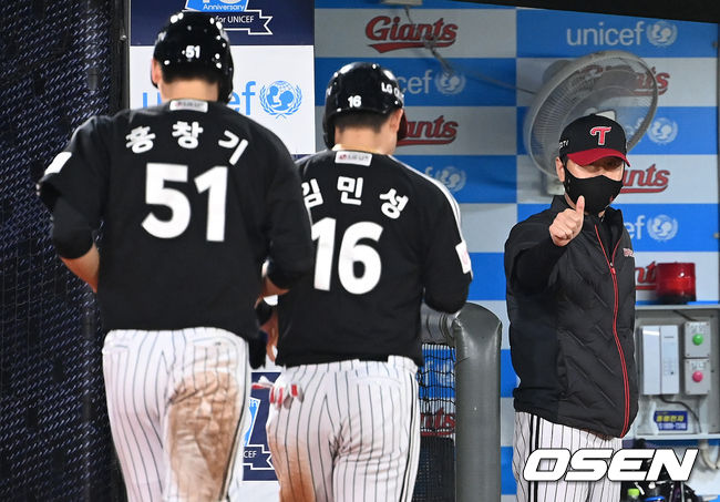 6회초 1사 2,3루에서 LG 류지현 감독이 김현수의 우전 2타점 적시타 때 홈을 밟은 김민성과 홍창기를 향해 엄지를 들어 올리고 있다. 2021.10.14 /sunday@osen.co.kr