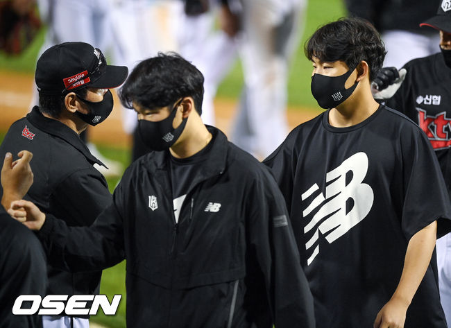 경기종료 후 시즌 6승 거둔 KT 소형준이 이강철 감독과 하이파이브를 하고 있다.   2021.10.14 / soul1014@osen.co.kr