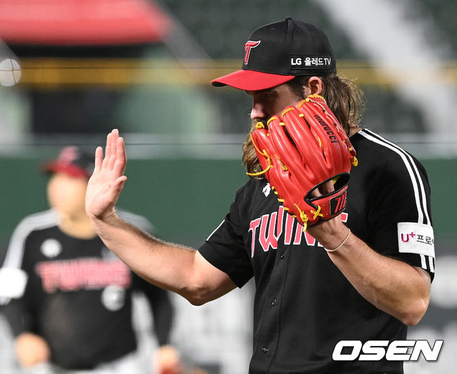 14일 오후 부산 사직야구장에서 ’2021 신한은행 SOL KBO 리그' 롯데 자이언츠와 LG 트윈스의 경기가 열렸다.5회말 2사 2루에서 LG 켈리가 롯데 안중열을 삼진으로 처리하고 더그아웃으로 가며 동료들과 하이파이브를 하고 있다. 2021.10.14 /sunday@osen.co.kr