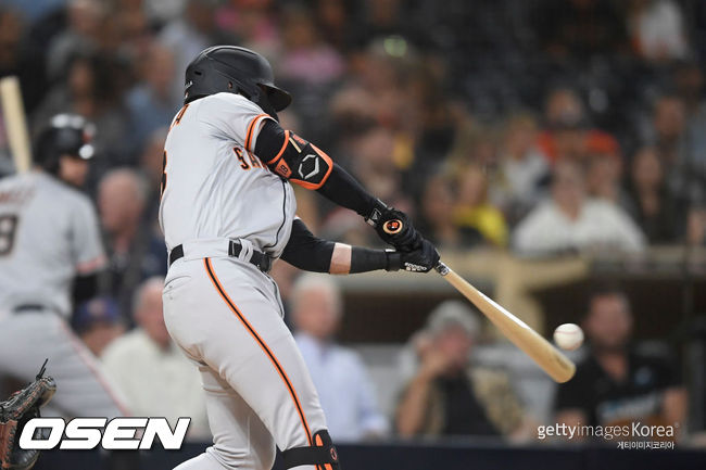 [사진] 샌프란시스코는 2021년 10월 15일(한국시간) 미국 캘리포니아주 샌프란시스코 오라클 파크에서 열리는 LA 다저스와 2021 메이저리그 포스트시즌 내셔널리그 디비전시리즈 5차전을 앞두고 라 스텔라부터 시작되는 선발 타순을 올렸다. ⓒGettyimages(무단전재 및 재배포 금지)