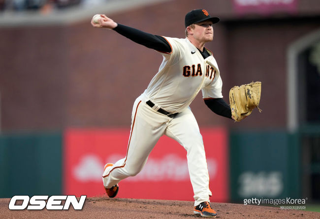 [사진] 샌프란시스코 투수 웹은 2021년 10월 15일(한국시간) 미국 캘리포니아주 샌프란시스코 오라클 파크에서 열린 다저스와 2021 메이저리그 포스트시즌 내셔널리그 디비전시리즈 5차전에서 선발 등판해 6이닝 동안 4피안타 6탈삼진 1볼넷 1실점 투구를 했다. ⓒGettyimages(무단전재 및 재배포 금지)