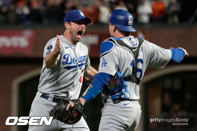 [사진] 경기를 마무리한 다저스 투수 맥스 슈어저와 포수 윌 스미스가 기뻐하고 있다. ⓒGettyimages(무단전재 및 재배포 금지)