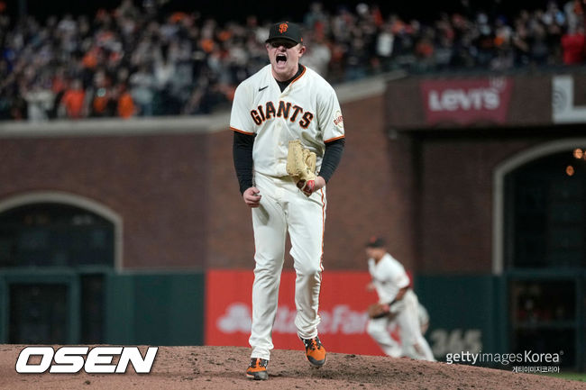 [사진] 샌프란시스코 웹은 2021년 10월 15일(한국시간) 미국 캘리포니아주 샌프란시스코 오라클 파크에서 열린 LA 다저스와 2021 메이저리그 포스트시즌 내셔널리그 디비전시리즈 5차전에서 선발 등판해 7이닝 동안 4피안타 7탈삼진 1볼넷 1실점 투구를 했다. ⓒGettyimages(무단전재 및 재배포 금지)