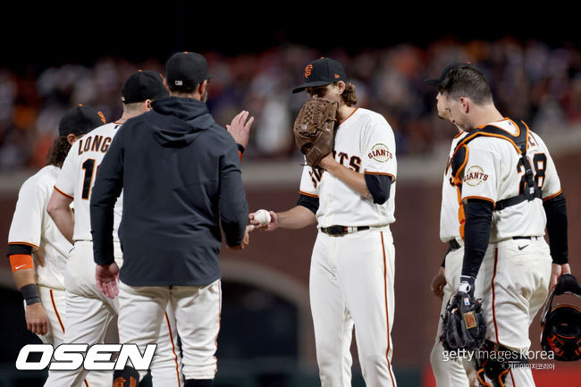 [사진] 샌프란시스코는 2021년 10월 15일(한국시간) 미국 캘리포니아주 샌프란시스코 오라클 파크에서 열린 LA 다저스와 2021 메이저리그 포스트시즌 내셔널리그 디비전시리즈 5차전에서 1-2로 패했다. ⓒGettyimages(무단전재 및 재배포 금지)