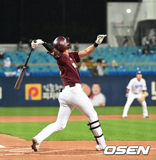 15일 오후 대구삼성라이온즈파크에서 ’2021 신한은행 SOL KBO리그’ 삼성 라이온즈와 키움 히어로즈의 경기가 열렸다.1회초 2사에서 키움 이정후가 좌중간 2루타를 치고 있다. 2021.10.15 /sunday@osen.co.kr