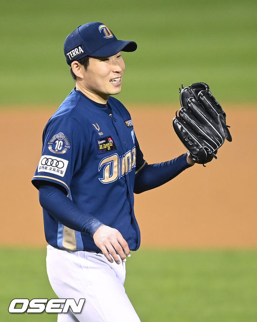 7회말 무사 1루 두산 김재환의 병살타때 NC 이재학 투수가 미소 짓고 있다.   2021.10.15 / soul1014@osen.co.kr