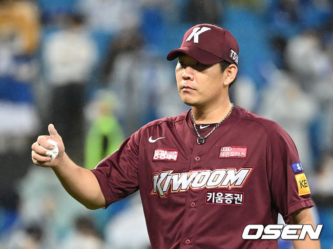 15일 오후 대구삼성라이온즈파크에서 ’2021 신한은행 SOL KBO리그’ 삼성 라이온즈와 키움 히어로즈의 경기가 열렸다.4회말 2사 3루에서 키움 정찬헌이 삼성 강민호를 삼진으로 처리하고 더그아웃으로 가며 포수 김재현을 향해 엄지를 들어 올리고 있다. 2021.10.15 /sunday@osen.co.kr