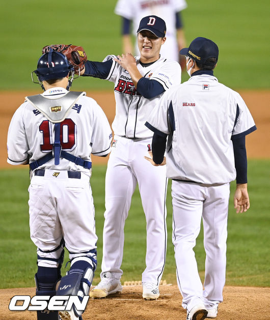 1회초 두 타자 연속 볼넷 허용한 두산 박종기가 정재훈 코치와 마운드에서 이야기를 나누고 있다. 2021.10.15 / soul1014@osen.co.kr