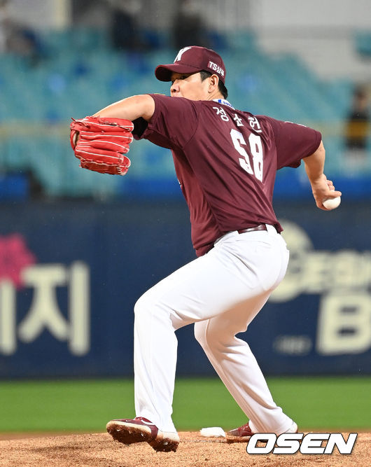 15일 오후 대구삼성라이온즈파크에서 ’2021 신한은행 SOL KBO리그’ 삼성 라이온즈와 키움 히어로즈의 경기가 열렸다.1회말 무사에서 키움 선발투수 정찬헌이 역투하고 있다. 2021.10.15 /sunday@osen.co.kr