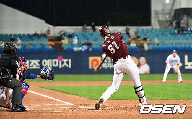 15일 오후 대구삼성라이온즈파크에서 ’2021 신한은행 SOL KBO리그’ 삼성 라이온즈와 키움 히어로즈의 경기가 열렸다.1회초 2사에서 키움 이정후가 좌중간 2루타를 치고 있다. 2021.10.15 /sunday@osen.co.kr