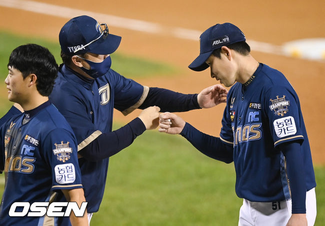 경기종료 후 NC 이동욱 감독이 완봉승 거둔 이재학을 독려하고 있다.  2021.10.15 / soul1014@osen.co.kr