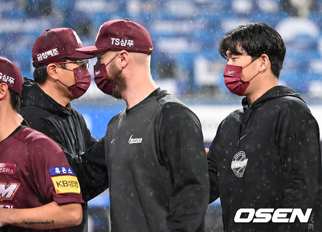 반면 삼성 선발 최채흥은 퀄리티 스타트를 달성했으나 타선이 침묵하는 바람에 패전의 멍에를 썼다. 시즌 9패째.경기 종료 후 키움 정찬헌이 홍원기 감독과 승리의 기쁨을 나누고 있다. 2021.10.15 /sunday@osen.co.kr