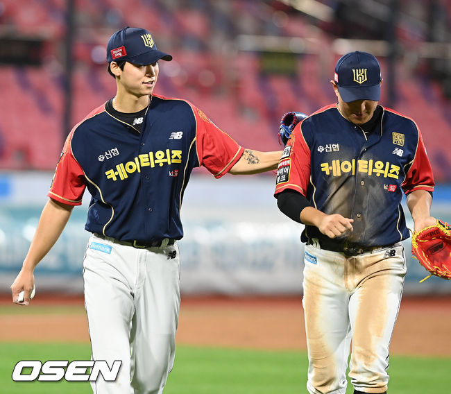 5회초를 마친 KT 선발 엄상백이 덕아웃으로 들어오며 황재균과 기쁨을 나누고 있다.21.10.07/rumi@osen.co.kr