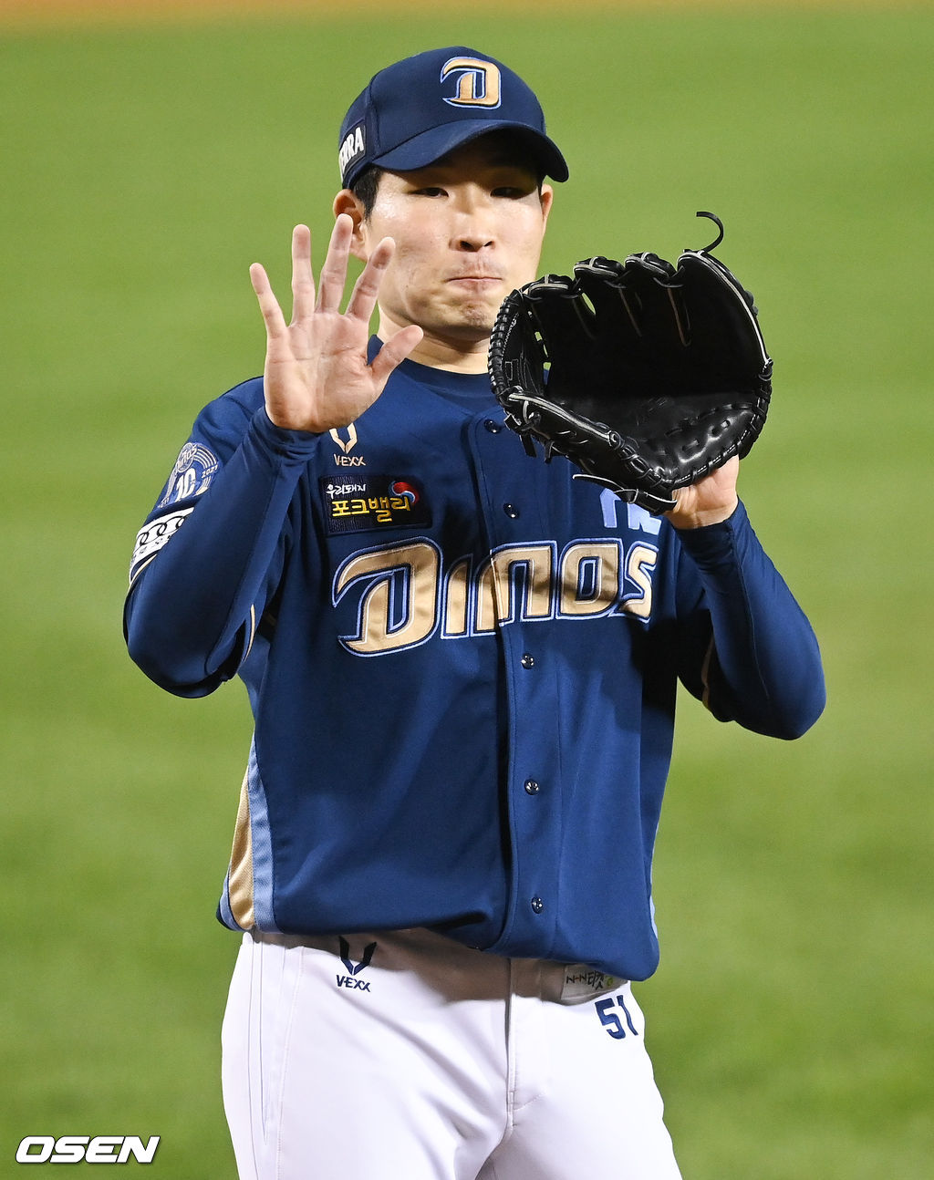 1회말 2사 2루 두산 김재환의 타석때 폭투 던진 이재학이 김태군 포수에게 미안함을 표시하고 있다.  2021.10.15 / soul1014@osen.co.kr