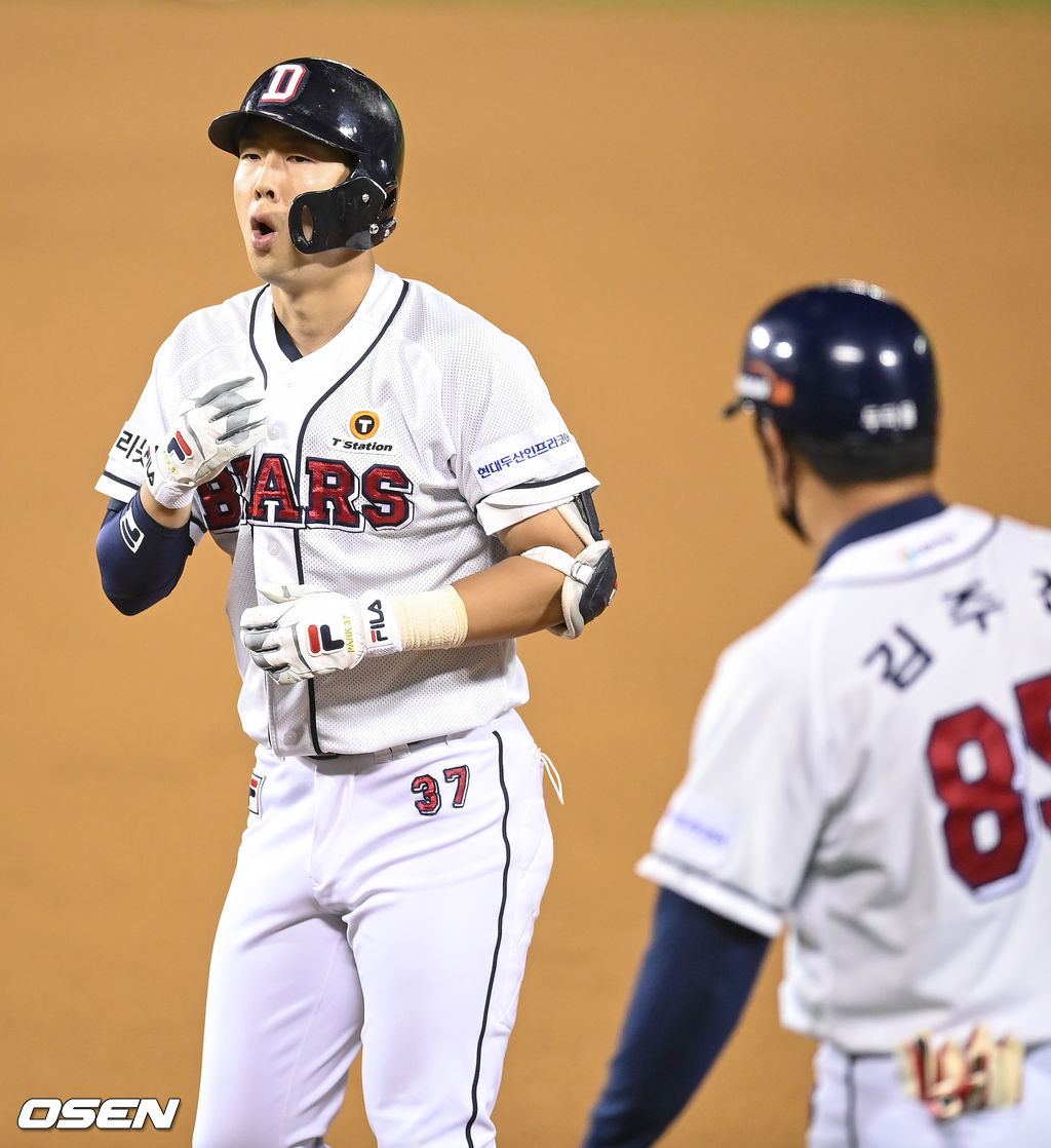 7회말 두산 선두타자 박건우가 이재학의 노히트행진을 깨는 팀 첫 안타를 날린뒤 기뻐하고 있다.   2021.10.15 / soul1014@osen.co.kr