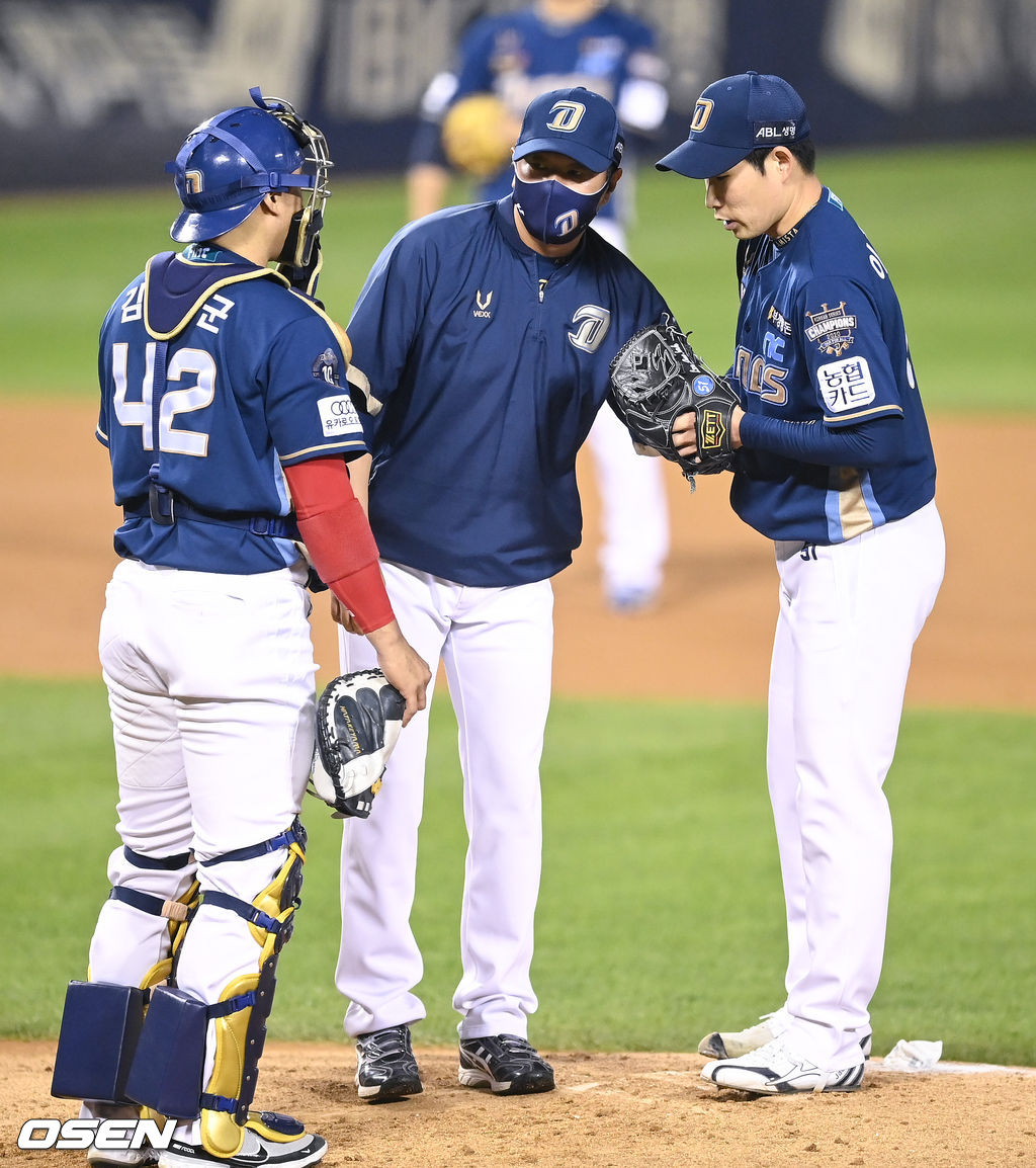 7회말 두산 박건우에게 첫 안타를 허용한 이재학 선발투수가 손민한 투수 코치와 이야기를 나누고 있다.   2021.10.15 / soul1014@osen.co.kr