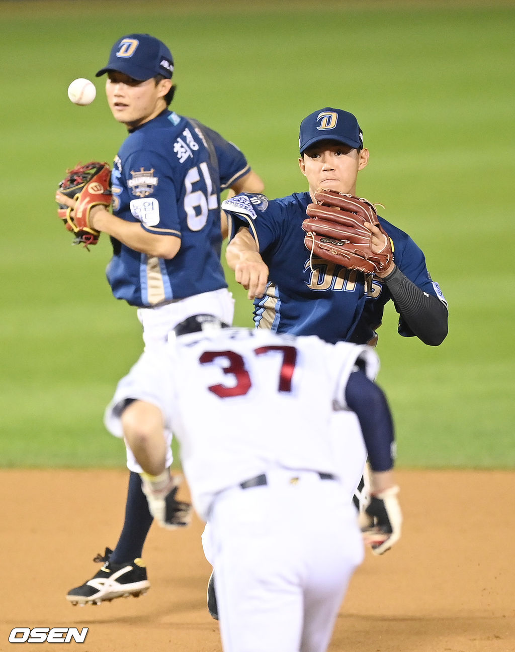 7회말 무사 1루 두산 김재환의 병살타때 박준영 유격수가 1루 주자 박건우를 포스아웃시킨뒤 1루로 송구하고 있다.   2021.10.15 / soul1014@osen.co.kr