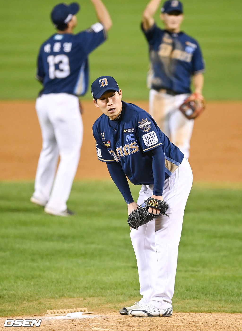 경기종료 후 완봉승 거든 NC 이재학이 승리의 기쁨을 나누고 있다.  2021.10.15 / soul1014@osen.co.kr