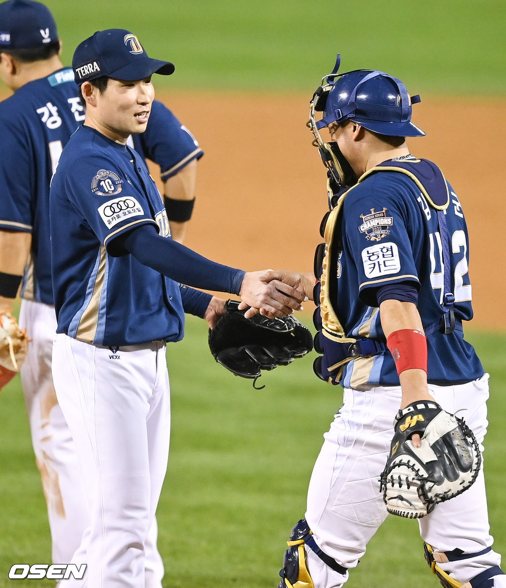경기종료 후 완봉승 거둔 이재학이 김태군 포수와 하이파이브를 하고 있다.  2021.10.15 / soul1014@osen.co.kr