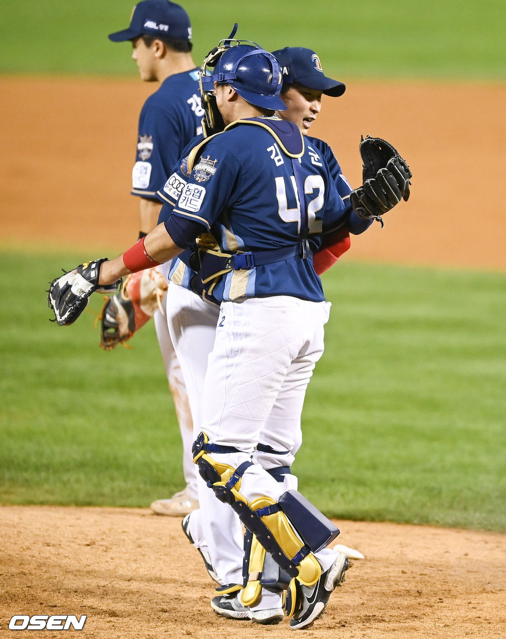 경기종료 후 완봉승 거둔 이재학이 김태군 포수와 하이파이브를 하고 있다.  2021.10.15 / soul1014@osen.co.kr