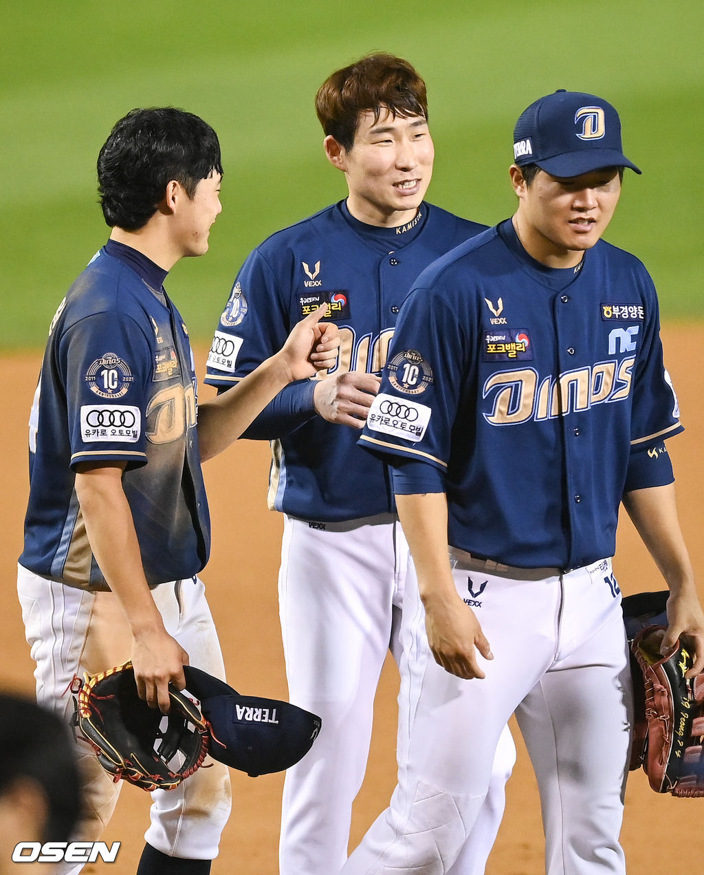 경기종료 후 완봉승 거든 NC 이재학이 승리의 기쁨을 나누고 있다.  2021.10.15 / soul1014@osen.co.kr