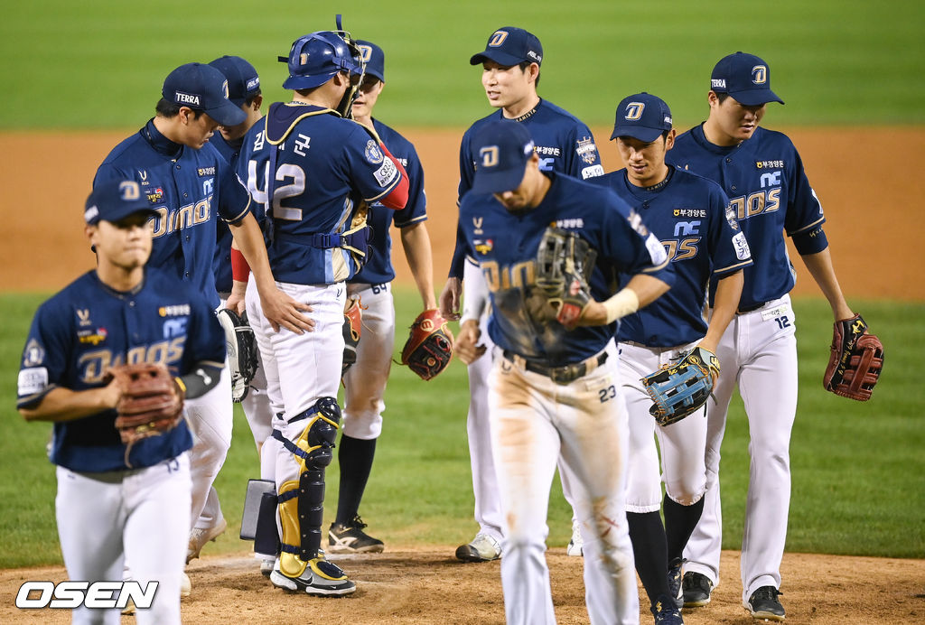 경기종료 후 NC 선수들이 승리의 기쁨을 나누고 있다.  2021.10.15 / soul1014@osen.co.kr