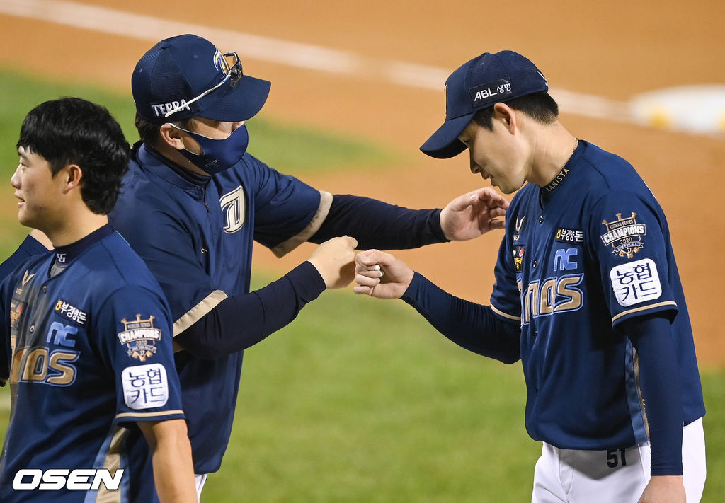 경기종료 후 NC 이동욱 감독이 완봉승 거둔 이재학을 독려하고 있다.  2021.10.15 / soul1014@osen.co.kr