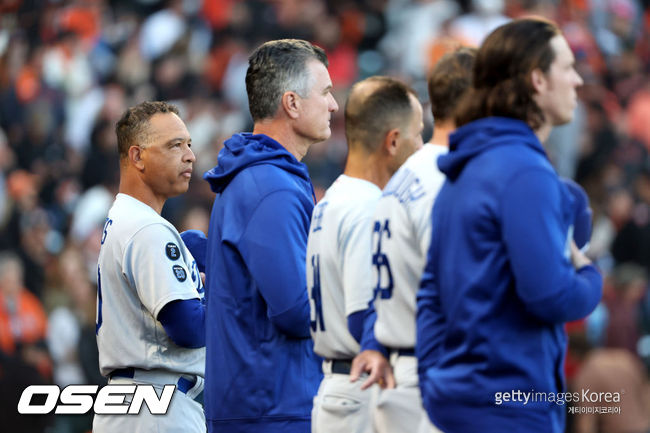 [사진] 다저스 데이브 로버츠(왼쪽)이 국민의례를 하고 있다. ⓒGettyimages(무단전재 및 재배포 금지)