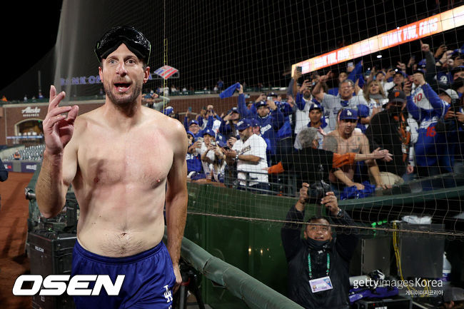 [사진] 슈어저가 샌프란시스코와 디비전시리즈 5차전에서 승리한 후 상의를 벗은 채 기뻐하고 있다. ⓒGettyimages(무단전재 및 재배포 금지)