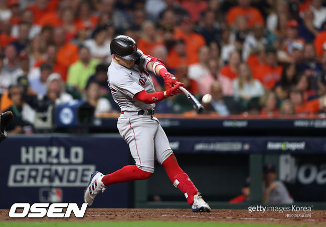 [사진] 보스턴 에르난데스는 2021년 10월 16일(한국시간) 휴스턴전에서 홈런을 쳤다. ⓒGettyimages(무단전재 및 재배포 금지)