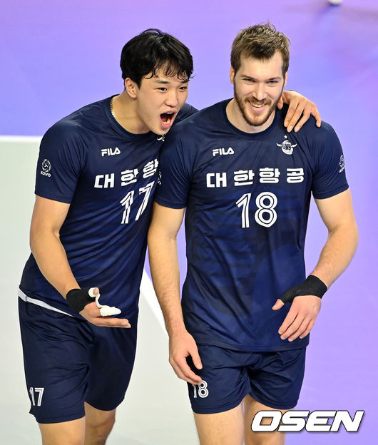 2세트 대한항공 임동혁, 링컨이 득점에 기뻐하고 있다.  2021.10.16 /jpnews@osen.co.kr