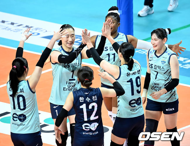 16일 오후 서울 장충체육관에서 ‘도드람 2021-2022 V리그’ 여자부 GS칼텍스와 흥국생명의 개막전 경기가 열렸다.1세트 GS칼텍스 선수들이 득점에 기뻐하고 있다. 2021.10.16 /ksl0919@osen.co.kr