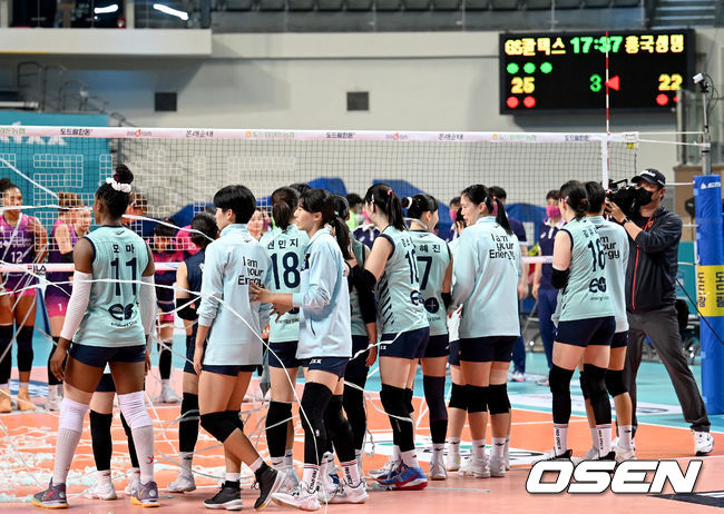 ‘디펜딩 챔피언’ GS 칼텍스가 새로운 시즌을 승리로 시작했다.GS칼텍스는 16일 장충체육관에서 열린 흥국생명과 2021-2022 도드람 V리그 정규리그 1차전에서 세트 스코어 3-0(25-21, 27-25, 25-20)으로 이겼다.승리가 확정된 순간 GS칼텍스 선수들이 기쁨을 나누고 있다.   2021.10.16 /ksl0919@osen.co.kr