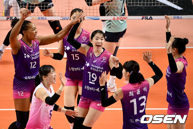 16일 오후 서울 장충체육관에서 ‘도드람 2021-2022 V리그’ 여자부 GS칼텍스와 흥국생명의 개막전 경기가 열렸다.1세트 흥국생명 선수들이 득점에 성공한 뒤 기뻐하고 있다. 2021.10.16 /ksl0919@osen.co.kr