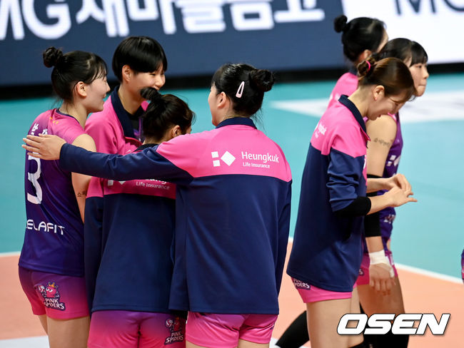 ‘디펜딩 챔피언’ GS 칼텍스가 새로운 시즌을 승리로 시작했다.GS칼텍스는 16일 장충체육관에서 열린 흥국생명과 2021-2022 도드람 V리그 정규리그 1차전에서 세트 스코어 3-0(25-21, 27-25, 25-20)으로 이겼다.경기 종료 후 흥국생명 선수들이 아쉬워하고 있다. 2021.10.16 /ksl0919@osen.co.kr