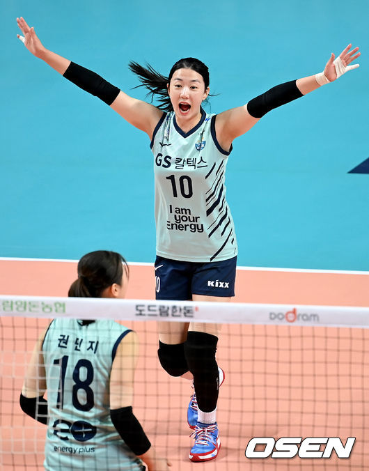 16일 오후 서울 장충체육관에서 ‘도드람 2021-2022 V리그’ 여자부 GS칼텍스와 흥국생명의 개막전 경기가 열렸다.1세트 GS칼텍스 강소휘가 득점에 기뻐하고 있다. 2021.10.16 /ksl0919@osen.co.kr